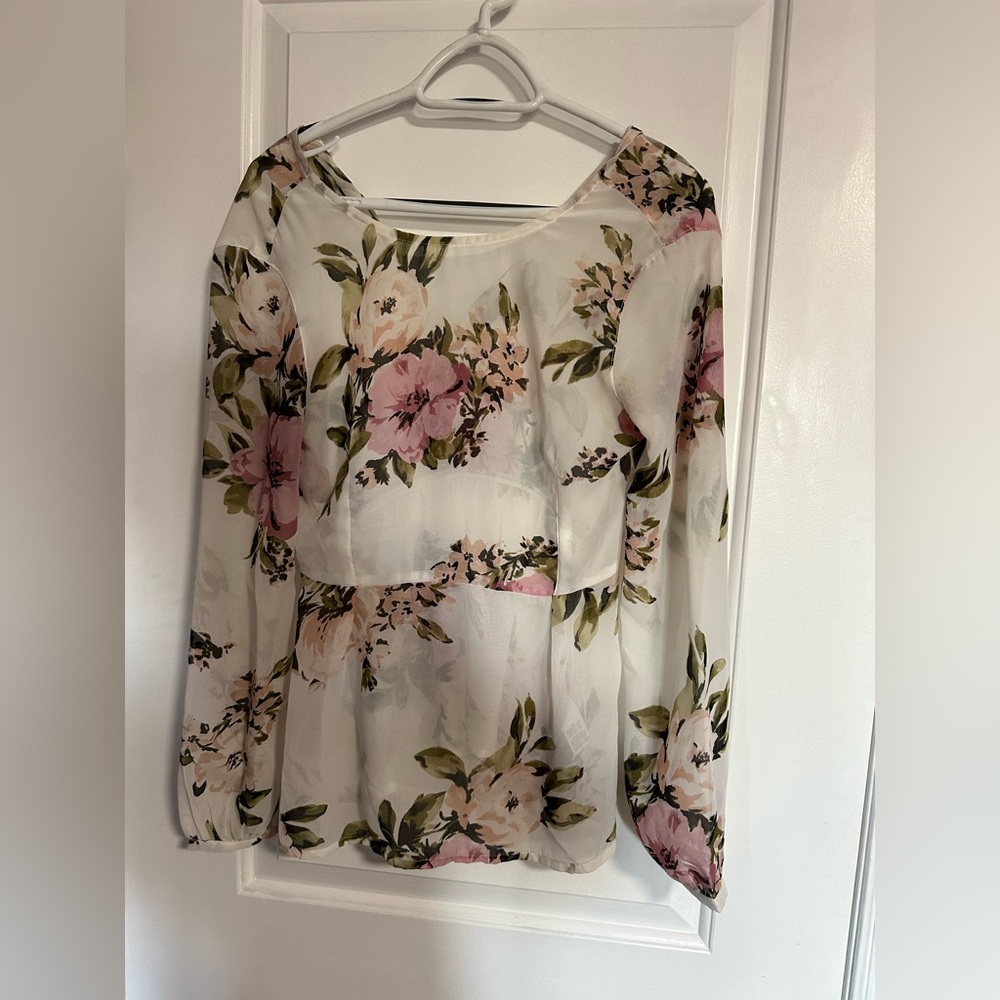 Dynamite long sleeve floral top - 5 for $25 for items marked with ⭐️